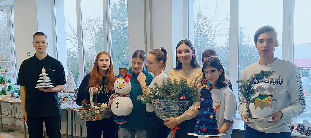 В Каланчакской школе №1 прошёл конкурс новогодних поделок..